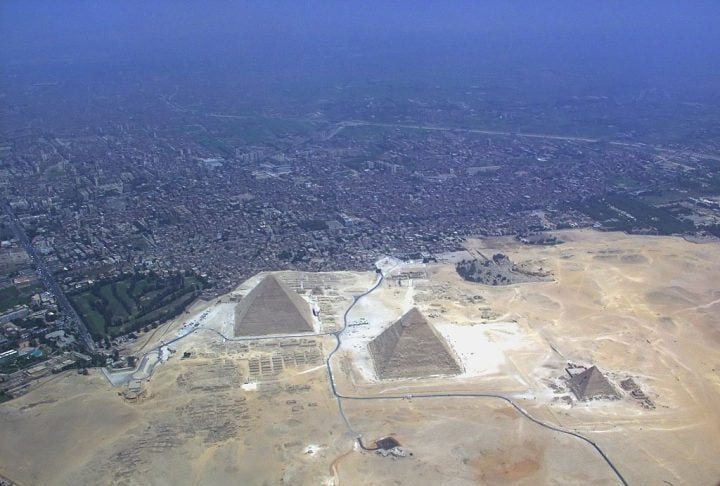 As mais famosas estão localizadas na necrópole de Gizé, próximo ao Cairo, e incluem as pirâmides de Quéops, Quéfren e Miquerinos.