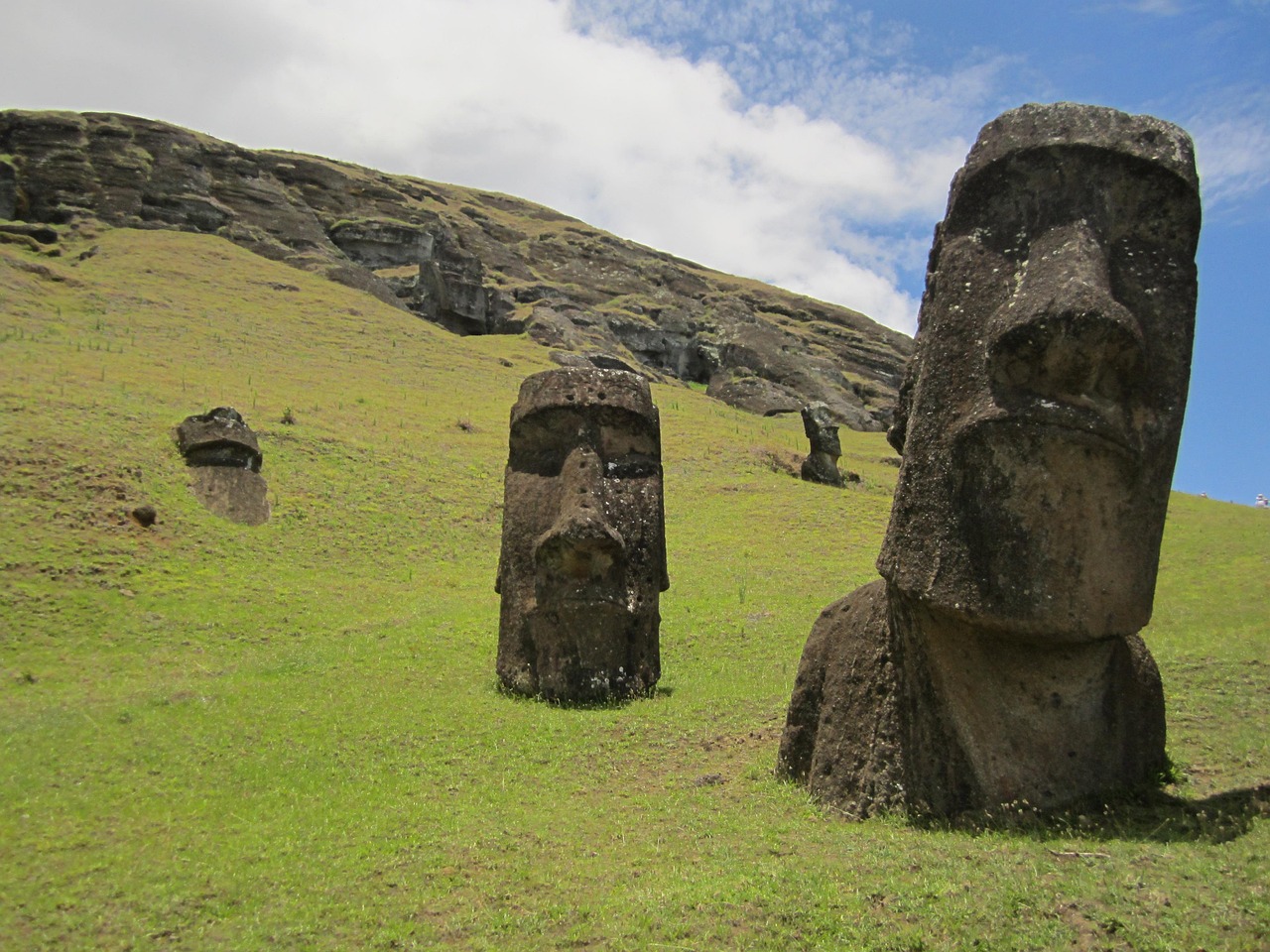 O levantamento indica que até 51 patrimônios culturais da ilha, incluindo as estátuas moai, estão em risco de inundação. A pesquisa utilizou modelos digitais para simular cenários futuros e mapear áreas vulneráveis.

