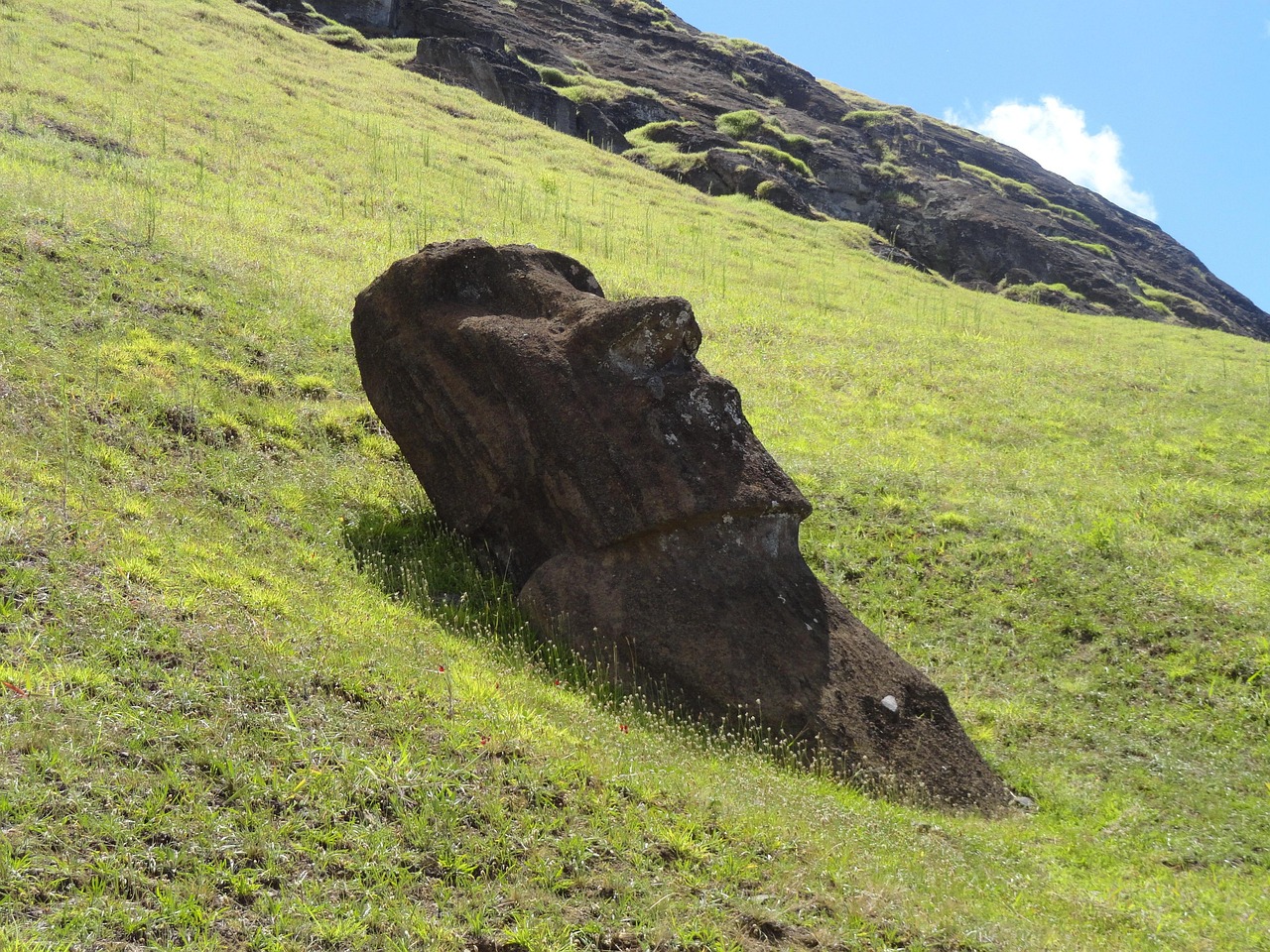 Recentemente, aliás, uma nova estátua moai foi descoberta no fundo seco de um lago na Ilha, surpreendendo arqueólogos. O local é considerado berço das esculturas esculpidas entre os séculos XIII e XVI. A descoberta desafia a ideia de que todos os monumentos já haviam sido mapeados.
