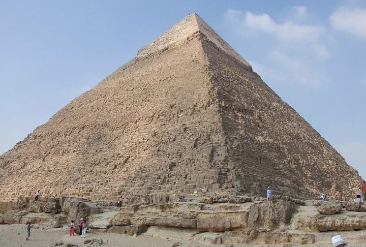 De acordo com Nicole Ciccolo, uma das responsáveis pela pesquisa, foram encontradas oito estruturas grandes, parecidas com pilares, debaixo da Pirâmide de Quéfren.