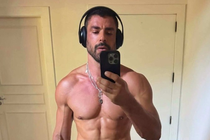 Cauã Reymond compartilha foto pelado para se despedir de seu personagem em Vale Tudo - (crédito: Observatório dos Famosos) Cauã Reymond compartilha foto pelado para se despedir de seu personagem em Vale Tudo - (crédito: Observatório dos Famosos)