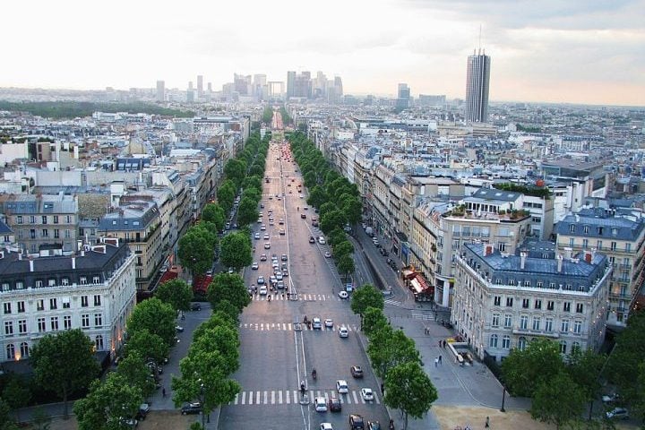 Isso porque a capital francesa vem promovendo uma verdadeira — e ambiciosa — transformação urbana voltada à mobilidade sustentável.