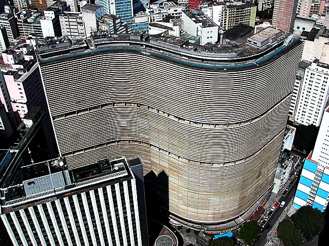 Edifício Copan (São Paulo, SP) - Relatos de ruídos estranhos, vultos e movimentos inesperados vêm alimentando a crença de que existem presenças 'sobrenaturais' espalhadas pelo prédio. Inaugurado em 1966, tem 1.160 apartamentos onde moram mais de 5 mil pessoas. 