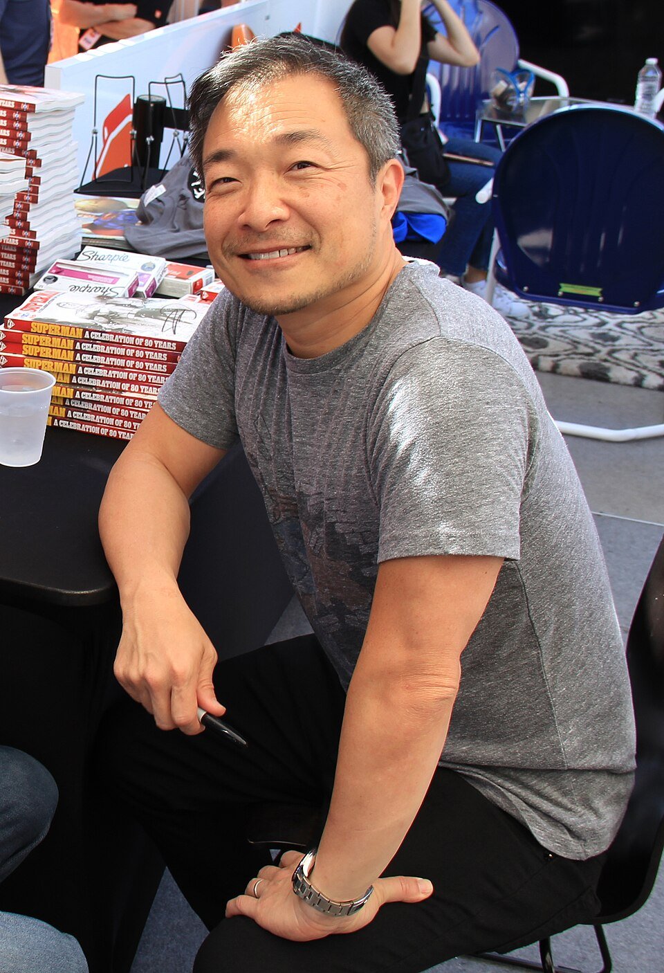 Jim Lee, desenhista e presidente da DC Comics, homenageou o artista dizendo: “Um gigante entre gigantes. Seu trabalho capturou a humanidade, o poder e a emoção de seus personagens de maneiras nunca vistas antes. Obrigado por dar vida a todos os momentos marcantes da minha infância e além”.