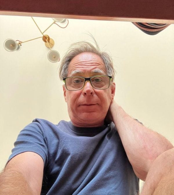 Em 2023, após quatro anos afastado dos palcos, o ator Pedro Cardoso voltou à ativa com duas comédias que ele mesmo escreveu. 