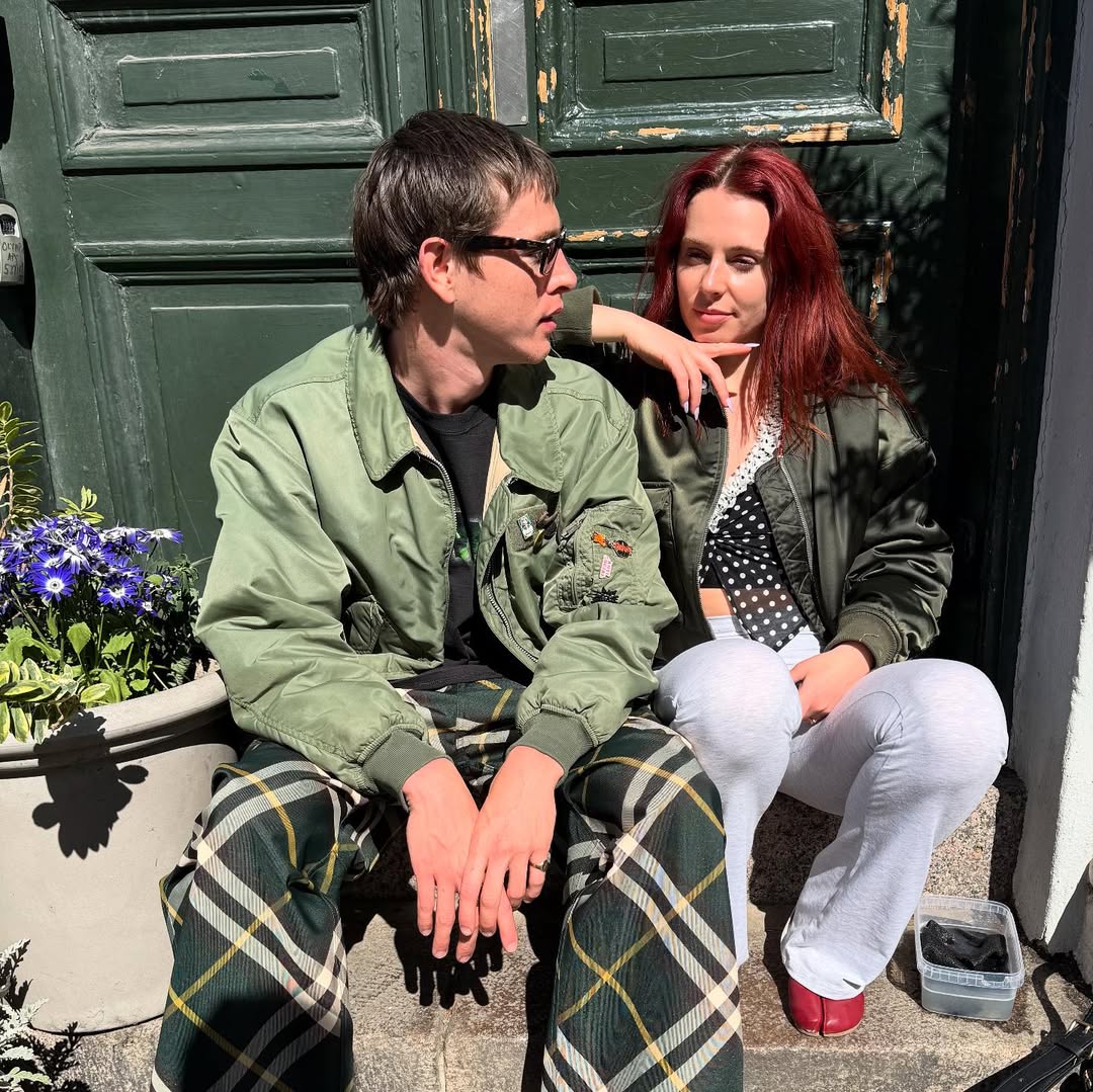 Dickinson é namorado da cantora e compositora britânica Rose Gray, com quem compartilha um gato chamado Misty Blue.