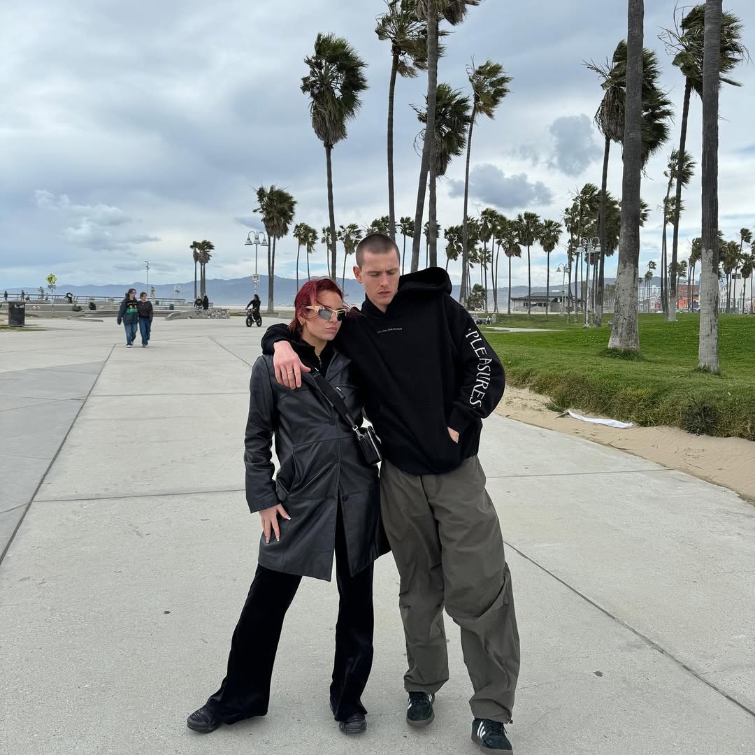 O casal mantém um relacionamento desde a escola secundária e colaborou profissionalmente em videoclipes dirigidos por Dickinson.