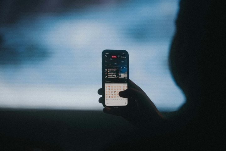 Em nota, a assessoria do ator informou que o público é avisado quatro vezes antes do início de cada sessão para desligar os celulares, pois eles atrapalham o desempenho dos artistas e a experiência dos espectadores. A equipe também afirmou que Solano se prontificou a arcar com possíveis reparos no aparelho da espectadora.