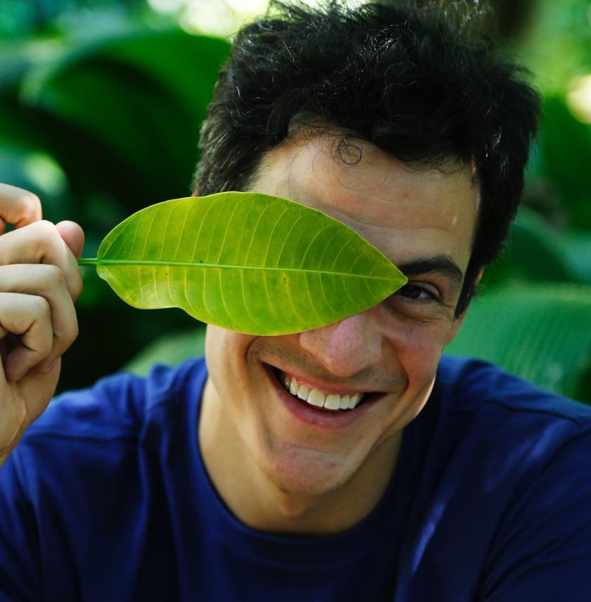 Além de ator, ele se engaja em causas ambientais e de sustentabilidade. Ele participa de campanhas como Mares Limpos e defende, em sua casa e publicamente, práticas como reaproveitamento de água, compostagem, energia solar e consumo mais consciente. 
