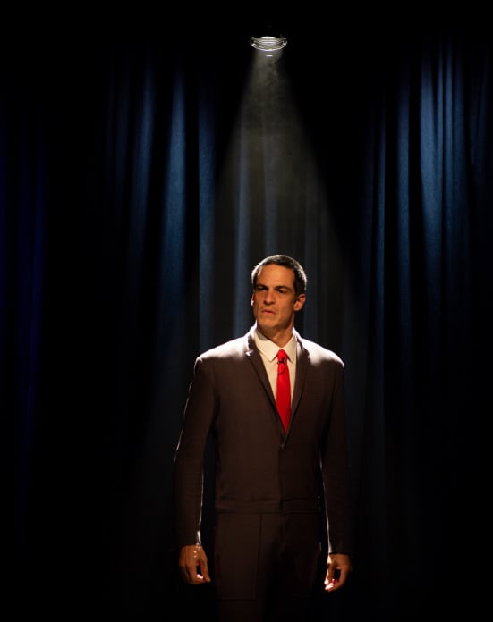 O Sesc/RS, responsável pelo teatro, confirmou que o público foi alertado previamente sobre a proibição de fotos e vídeos , lamentou o ocorrido e reforçou o compromisso com o respeito entre artistas e espectadores.