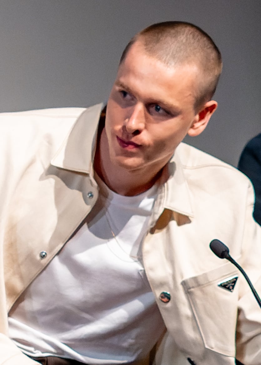 Porém, o ator começou sua carreira na televisão britânica.