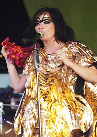 BjÃ¶rk - A cantora islandesa diz que acredita nela mesma e que, ao enfrentar um problema, nÃ£o reza para nenhum Deus. Ela mesma resolve. 