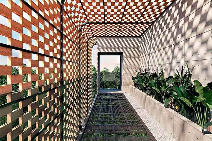 Com sua estrutura vazada, que permite a entrada de luz e ventilação natural, ele surgiu como resposta funcional e estética, incorporando valores regionais, sustentáveis e artísticos. 
