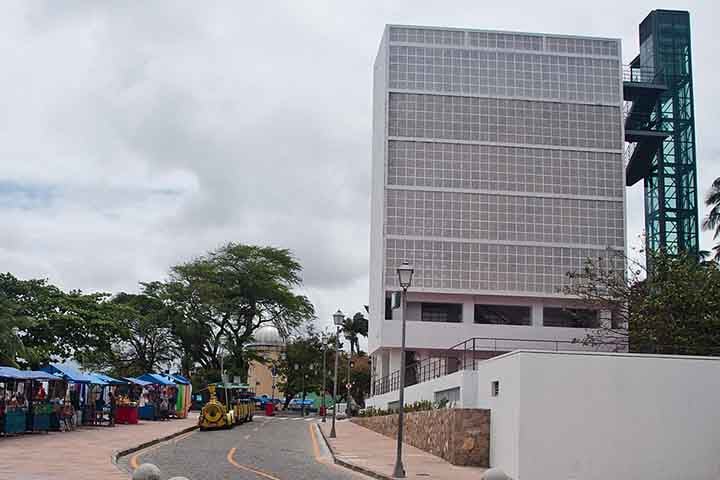 Com cerca de 20 metros de altura, a construção utilizou os elementos vazados em sua fachada, conferindo leveza, ventilação e permeabilidade a uma estrutura que, de outra forma, seria monolítica. 
