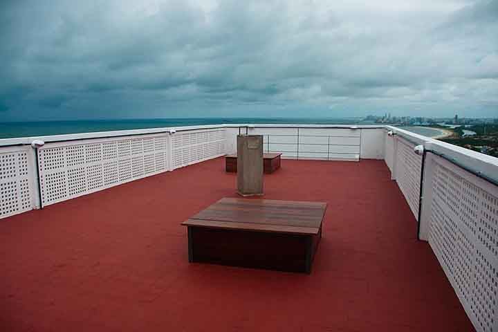 Considerado um ícone da arquitetura moderna em Pernambuco, o edifício hoje funciona como mirante, oferecendo uma vista privilegiada de 360 graus das cidades de Olinda e Recife.
