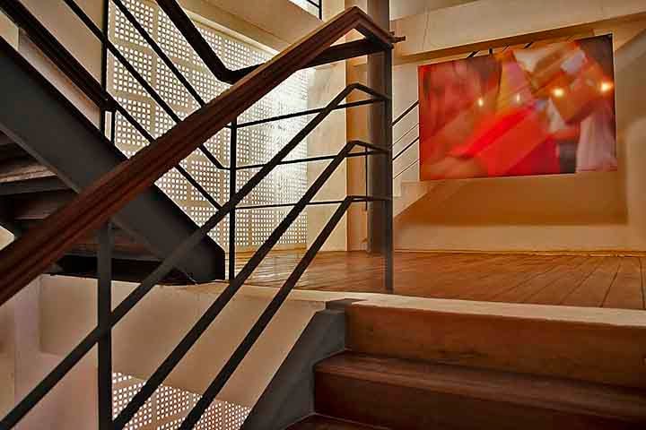 Seu uso inicial era prático: permitir que o ar circulasse, mantendo a casa fresca nos dias mais escaldantes, sem fechar-se completamente ao exterior.
