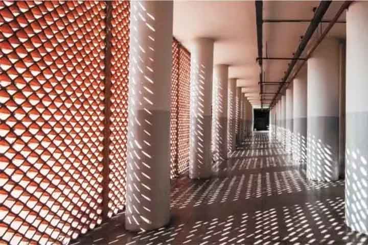 Arquitetos modernistas, especialmente nas décadas de 1940 a 1960, viram nele um meio de adaptar o funcionalismo internacional - com suas fachadas brutas e formas geométricas - às condições tropicais do país. 
