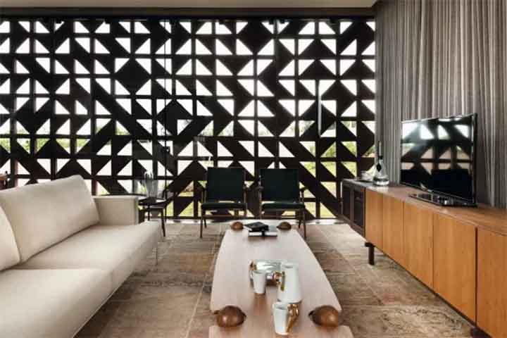 Mais do que estÃ©tica, o cobogÃ³ desempenha papel climÃ¡tico relevante. Em locais de calor intenso, sua geometria vazada favorece a passagem de ventos, sem comprometer a privacidade. 
