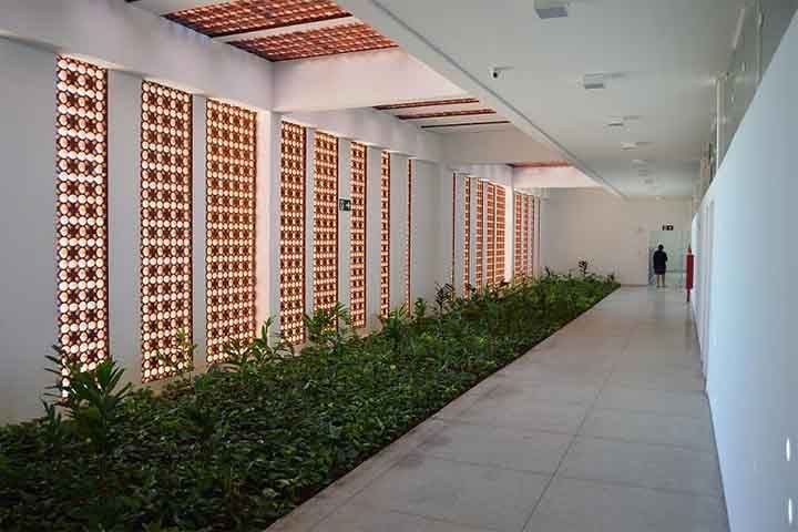 Dessa maneira, reduz o consumo de energia elétrica para ventilação ou iluminação, o que hoje se alinha com as demandas de sustentabilidade e eficiência energética.
