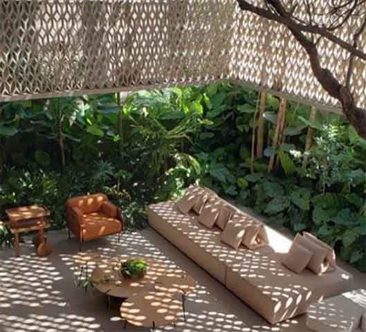 Culturalmente, o cobogó também carrega simbologias fortes. Em fachadas, muros ou painéis, ele gera jogos de sombra e luz que se alteram ao longo do dia, imprimindo uma poética visual. 
