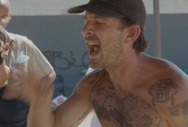 Inicialmente um mentor entusiasta, o ator passou a ter surtos de fúria, comportamento violento e atitudes manipuladoras com o grupo durante os ensaios de uma peça chamada 