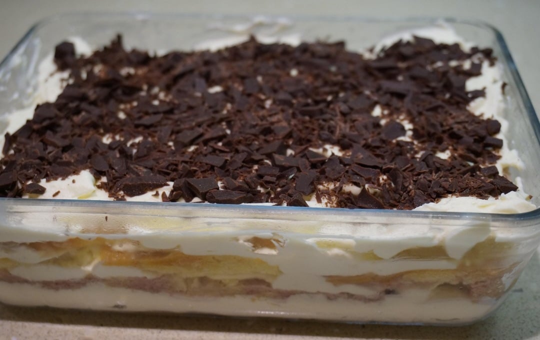 De acordo com essa versÃ£o, o doce foi uma inovaÃ§Ã£o baseada em sobremesas italianas mais antigas, como a zuppa inglese, uma espÃ©cie de pavÃª presente no paÃ­s europeu com licor.