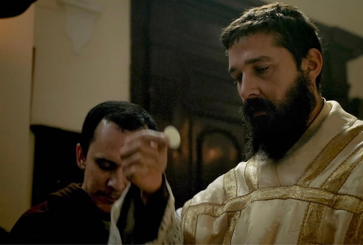 Ele passou a se interessar pelo catolicismo durante a imersão que fez para interpretar o protagonista do filme “Padre Pio”, lançado em 2022. No fim de 2023, o ator foi crismado na Igreja Católica.