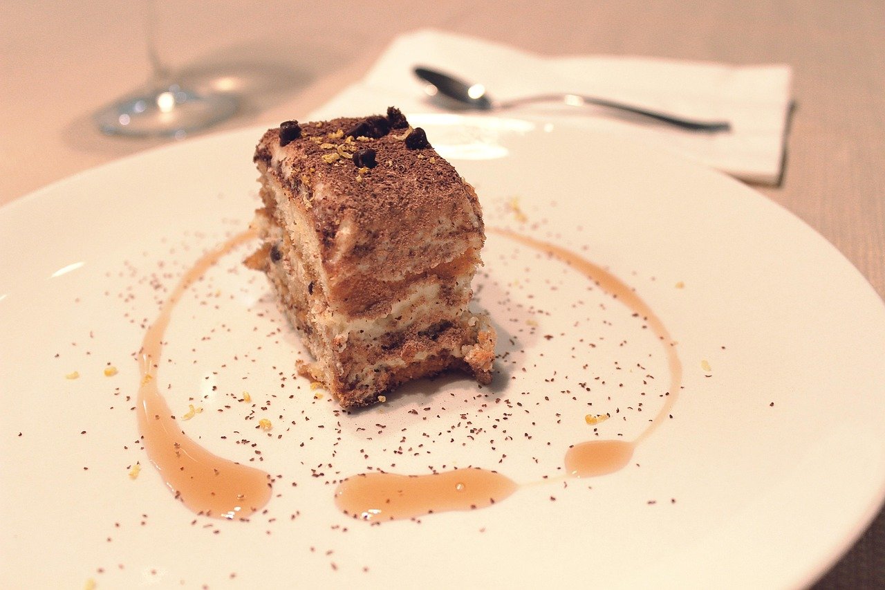 Assim, a umidade deste queijo é drenada por meio de uma pequena quantidade de ácido cítrico, e um pano fino. Como resultado, surge um creme lisinho, que é utilizado em diversas receitas, como no irresistível tiramisù.