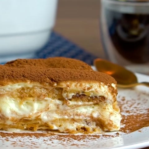 Feito com camadas de biscoitos embebidos em café, mascarpone cremoso e cacau, o tiramisù é uma tradicional sobremesa italiana que atravessou fronteiras.