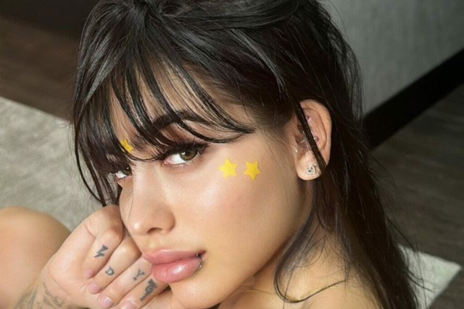 De calcinha, MC Mirella se exibe no espelho e incendeia o clima na web -  (crédito: Observatório dos Famosos)