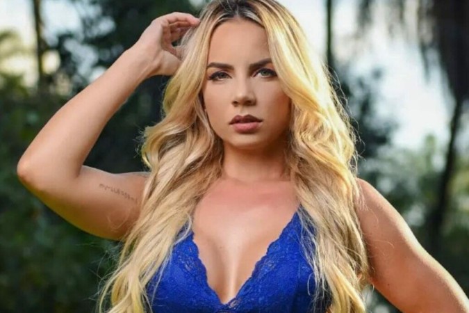 Musa do Cruzeiro Esporte Clube surge seminua no campo de futebol e agita torcedores -  (crédito: Observatório dos Famosos)