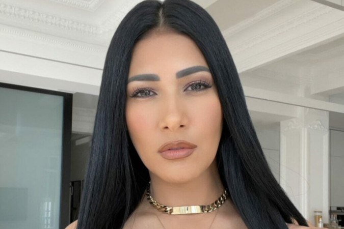 Simaria afasta o cabelo e mostra decote ‘explosivo’: “Uma verdadeira musa” -  (crédito: Observatório dos Famosos)
