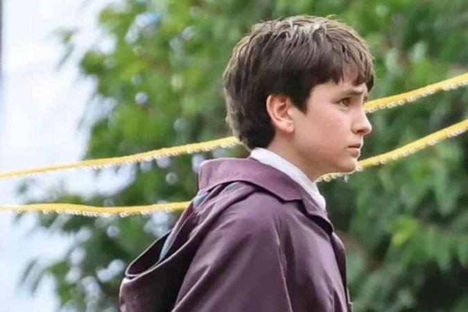 Novas imagens do set revelam o elenco de Harry Potter em ação com uniformes de Hogwarts -  (crédito: Obeservatório da TV)