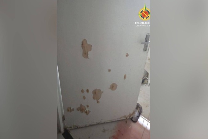 PMDF prende autor de disparos de arma de fogo dentro de apartamento - (crédito: PMDF/Divulgação) PMDF prende autor de disparos de arma de fogo dentro de apartamento - (crédito: PMDF/Divulgação)