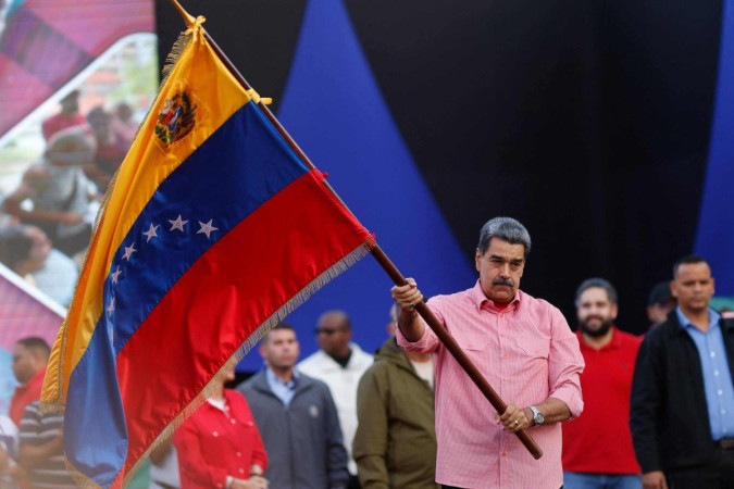 Maduro acenando uma bandeira venezuelana no commício - (crédito: Agência France-Presse) Maduro acenando uma bandeira venezuelana no commício - (crédito: Agência France-Presse)