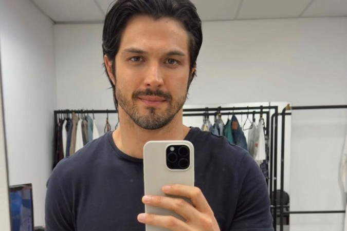 Galã de Três Graças, Romulo Estrela surge sem camisa e anima web -  (crédito: Observatório dos Famosos)