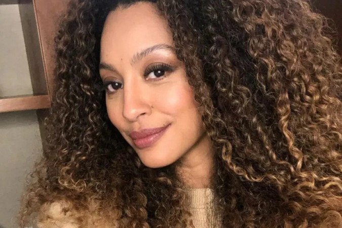 Sheron Menezzes surge de biquíni e corpo de ‘boneca’ chama atenção -  (crédito: Observatório dos Famosos)