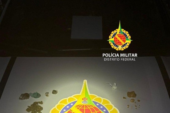 PMDF apreende drogas durante ponto de bloqueio na BR-080 - (crédito: PMDF/Divulgação) PMDF apreende drogas durante ponto de bloqueio na BR-080 - (crédito: PMDF/Divulgação)