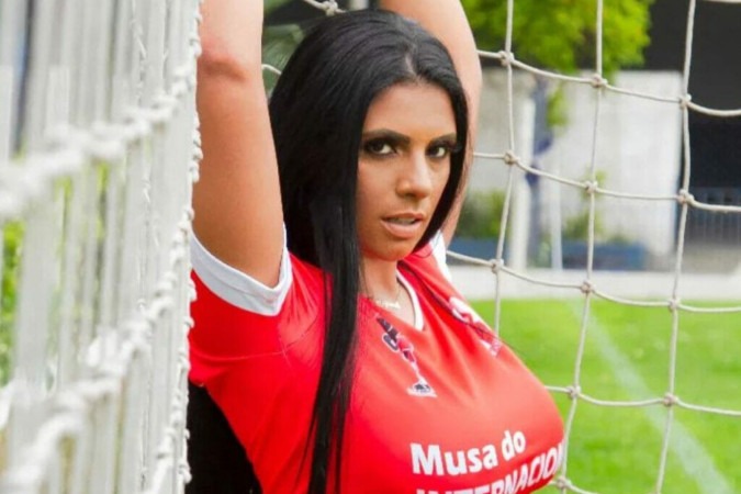 Musa do Sport Club Internacional tira a calcinha e esconde parte íntima com bola de futebol -  (crédito: Observatório dos Famosos)
