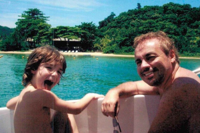 Filho de Gugu resgata fotos raras ao lado do pai e lamenta os 6 anos da morte do apresentador -  (crédito: Observatório dos Famosos)