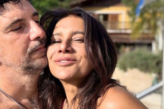 No ar em Três Graças, Dira Paes surge de biquíni em foto rara ao lado do marido -  (crédito: Observatório dos Famosos)