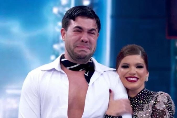 Álvaro se emociona ao ser eliminado na reta final da Dança dos Famosos -  (crédito: Obeservatório da TV)