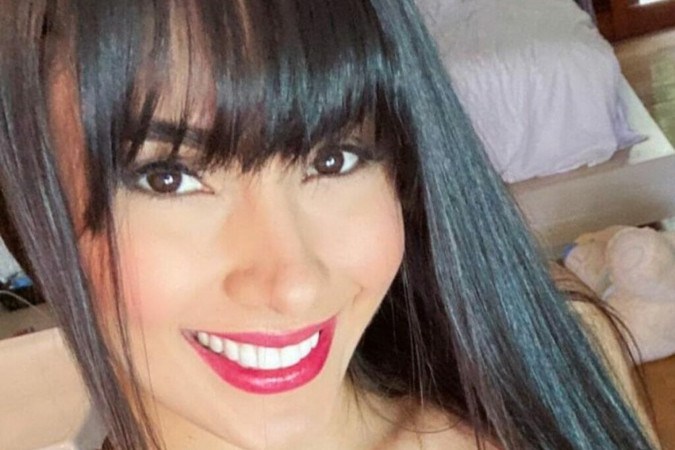 Juliana Caetano, do Bonde do Forró, se exibe no espelho com biquíni fio-dental -  (crédito: Observatório dos Famosos)