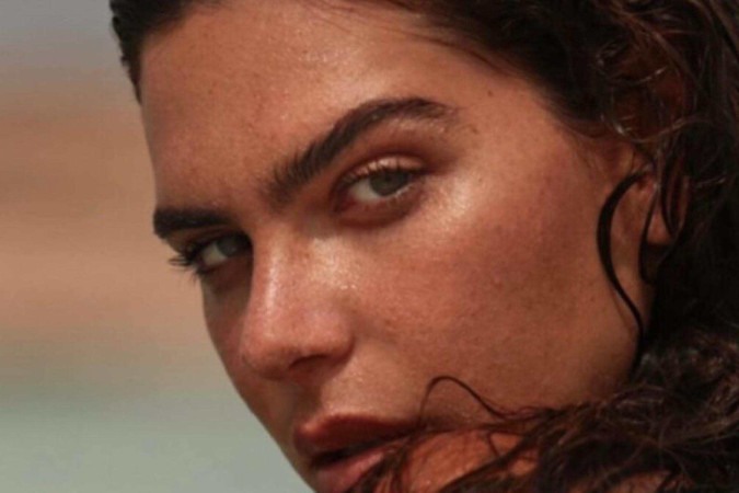 De topless e fio-dental, Mariana Goldfarb incendeia o clima nas redes sociais com sua beleza e sensualidade -  (crédito: Observatório dos Famosos)