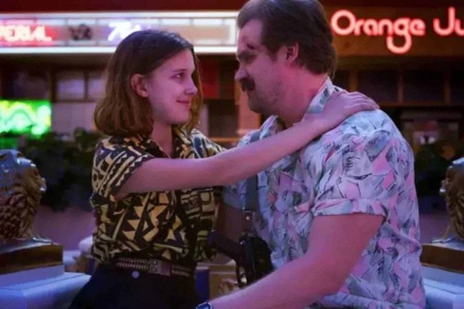 Millie Bobby Brown, de Stranger Things, quebra o silêncio sobre relação com David Harbour após rumores de desavenças -  (crédito: Obeservatório da TV)