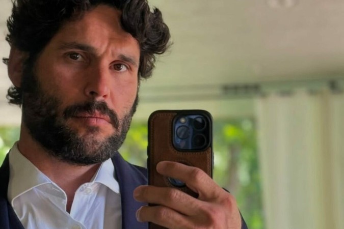 Dudu Azevedo toma banho de cachoeira, exibe abdômen trincado e detalhe causa frisson -  (crédito: Observatório dos Famosos)