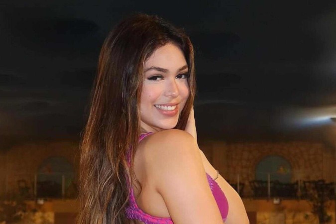 Melody exibe rebolado sensual ao dançar de biquíni -  (crédito: Observatório dos Famosos)