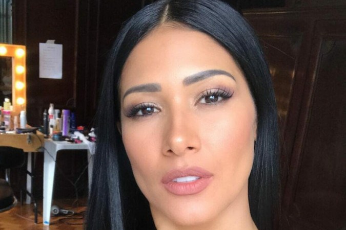 De lingerie, Simaria senta de ladinho e provoca: “Quem é essa modelo?” -  (crédito: Observatório dos Famosos)