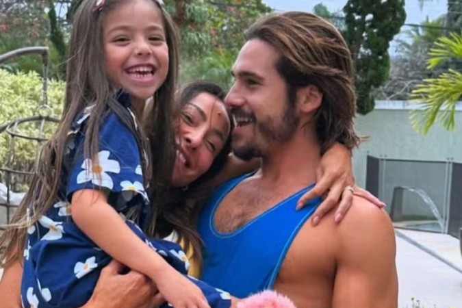 Sabrina Sato fala sobre relação da filha com Nicolas Prattes: “Ele faz questão” -  (crédito: Observatório dos Famosos)