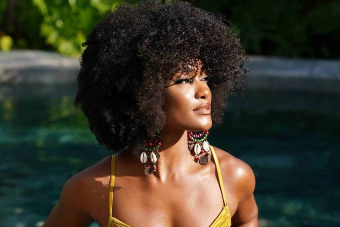 Erika Januza posta fotos de biquíni e recebe elogios de Arlindinho -  (crédito: Observatório dos Famosos)